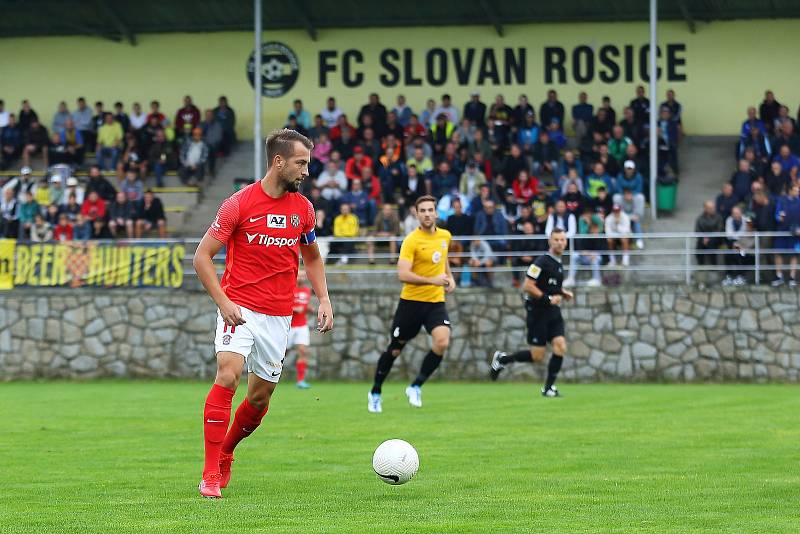 Fotbalisté Zbrojovky (v červeném) ve druhém kole MOL Cupu zvítězili v Rosicích 4:0.