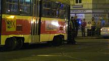 V křižovatce Jugoslávské a Merhautovy ulice vykolejila tramvaj.