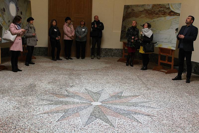 Na zámku v Lysicích restaurátoři obnovili výzdobu sala terreny.