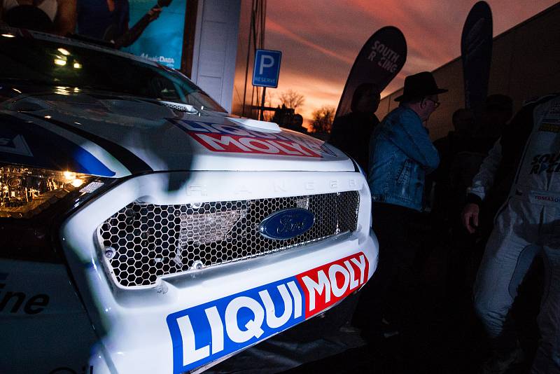 Fanoušci závodníka Tomáše Ouředníčka a automobilového sportu si prohlížejí Ouředníčkův závodní speciál Ford Ranger, než se s ním vydá na Rallye Dakar 2018.