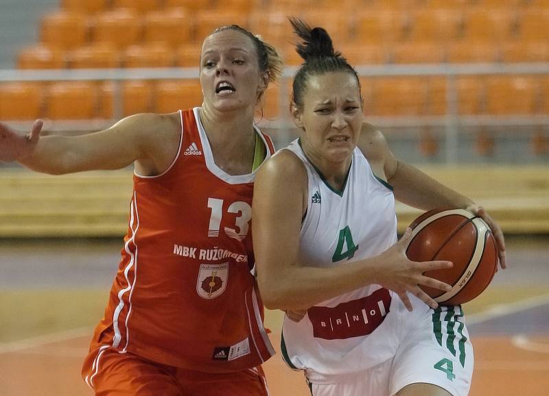 Basketbalistky brněnského Valosunu (v bílém) ladily formu na novou sezonu od pátku do neděle na domácím Valosun Cupu, který zakončily s bilancí jedné výhry a jedné prohry. 