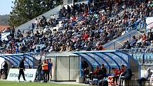 Fotbalisté Vyškova (v bílém) prohráli s vedoucí Zbrojovkou Brno na svém stadionu v Drnovicích 0:2.