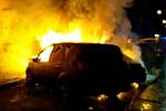 Brněnští hasiči museli v noci po třetí hodině likvidovat požár tří osobních aut ve Francouzské ulici. 