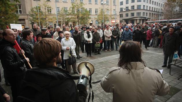 Sedmnáctý listopad v Brně: pieta, připomínky událostí let 1939 a 1989, demonstrace i zásah policie. Snímky z let 2015 a 2016.