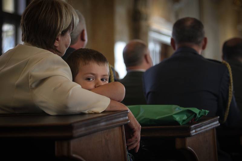 Důstojníci, kteří úspěšně zvládli kurzy na Univerzitě obrany, si ve čtvrtek přišli na Novou radnici v Brně pro diplomy.