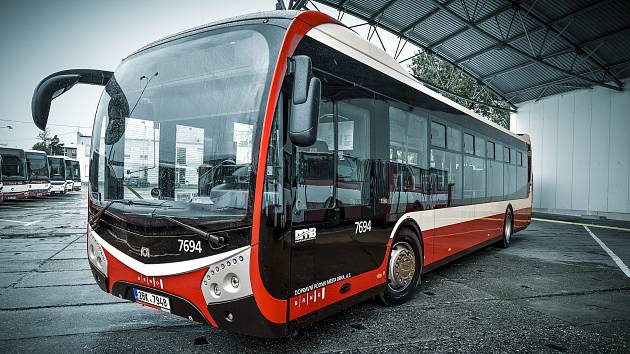 V Brně vozí cestující například autobusy SOR NS12.