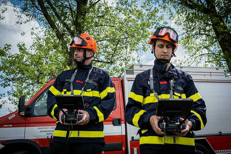 U rozsáhlých požárů lesních porostů i v nepřístupném terénu pomůže jihomoravským hasičům nový dron.