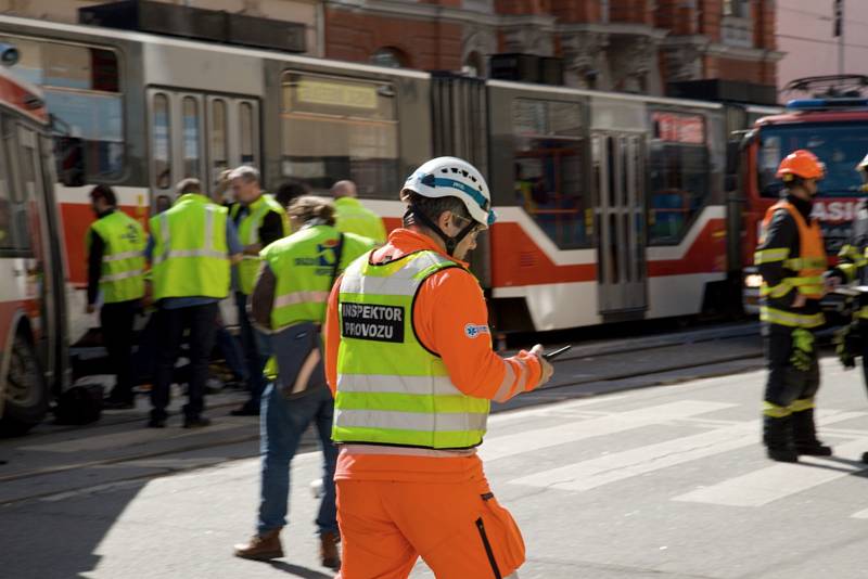 Trolejbus se srazil s tramvají v pondělí odpoledne v brněnské Křenové ulici. Zranilo se zhruba čtyřicet lidí.