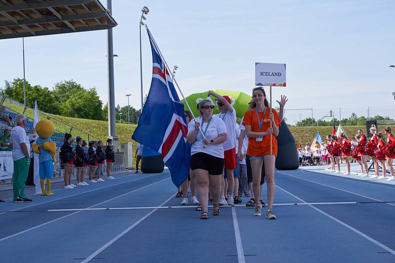 Letní evropské hry handicapované mládeže Emil Open začaly ve středu slavnostním zahajovacím ceremoniálem, na němž nechyběl průvod vlajkonošů, pochod bubeníků centrem Brna ani tradiční benefiční show Jana Krause Z očí do očí.