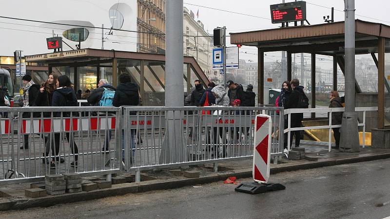 Před hlavním nádražím přibylo zábradlí. Chodci tak už nemohou k tramvajím přímo, musí podchodem nebo po přechodu u pošty.