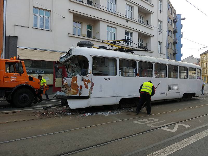 Poškozené tramvaje po nehodě, která se stala v pondělí ráno v brněnské Křížové ulici.