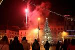 Bujaré oslavy silvestra na náměstí Svobody v roce 2018, letos ale budou mnohem klidnější, i bez ohňostroje. Ilustrační foto.
