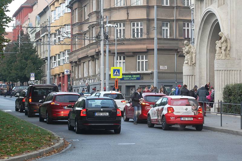 Parkování před ZŠ Slovanské náměstí v Brně.