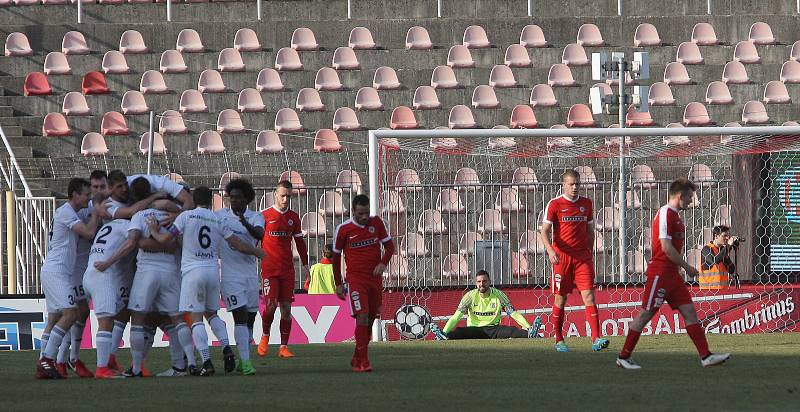 Brněnští fotbalisté (v červeném) ve dvacátém kole nejvyšší soutěže doma prohráli s Mladou Boleslaví jednoznačně 0:3