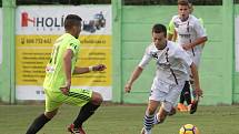 Fotbalisté Líšně (bílé dresy) podlehli v poháru prvoligové Karviné jasně 0:4.