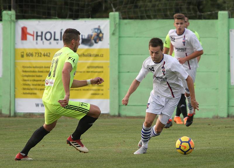 Fotbalisté Líšně (bílé dresy) podlehli v poháru prvoligové Karviné jasně 0:4.