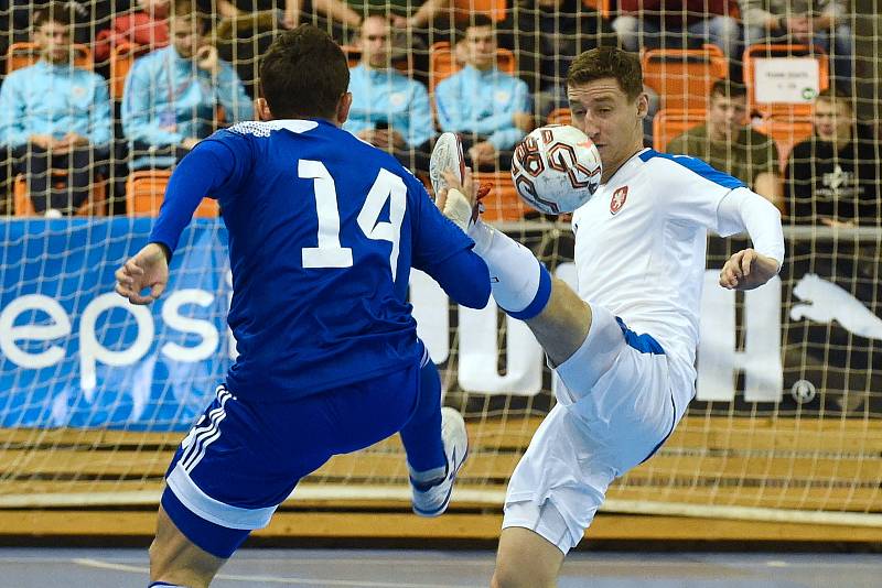 Kvalifikační turnaj na futsalové MS 2020 - ČR Michal Holý (bílá) Kazachstán Douglas Junior (modrá)