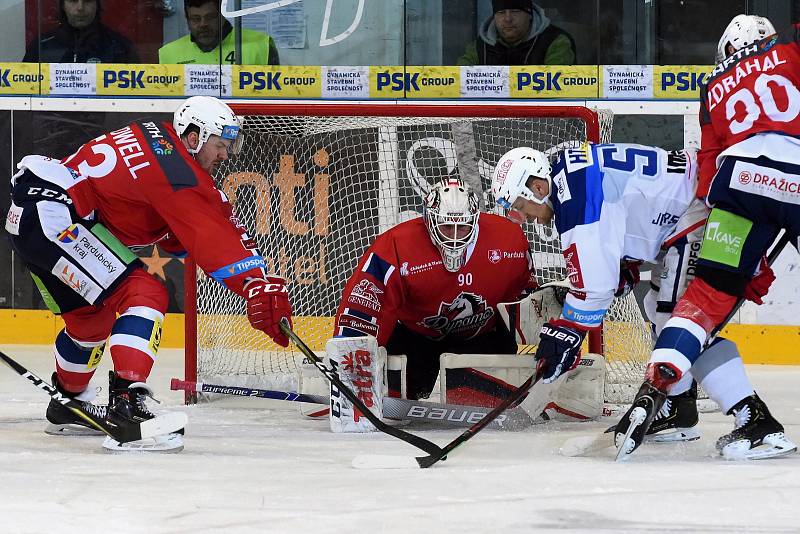 Kometa Brno (v bílém) porazila Pardubice 2:1 v prodloužení.