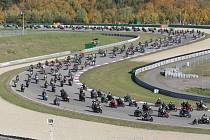 Při vzpomínkové jízdě na zesnulého italského jezdce MotoGP Marca Simoncelliho se na 5403 metrů dlouhou brněnskou dráhu vtěsnalo 2988 strojů.