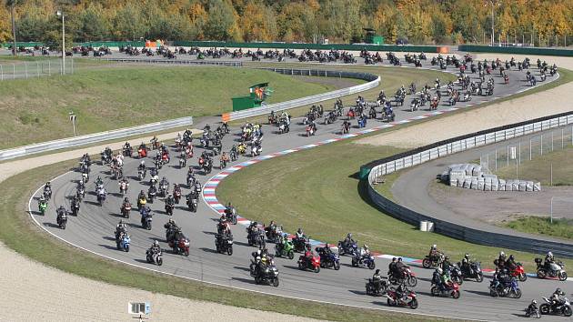 Při vzpomínkové jízdě na zesnulého italského jezdce MotoGP Marca Simoncelliho se na 5403 metrů dlouhou brněnskou dráhu vtěsnalo 2988 strojů.