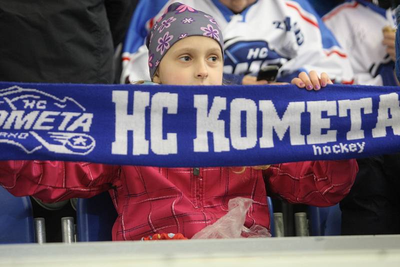 První domácí prohra. Hokejisty brněnské Komety (v bílých dresech) v 21. kole extraligy zaskočily Pardubice a vyhrály 3:2. 