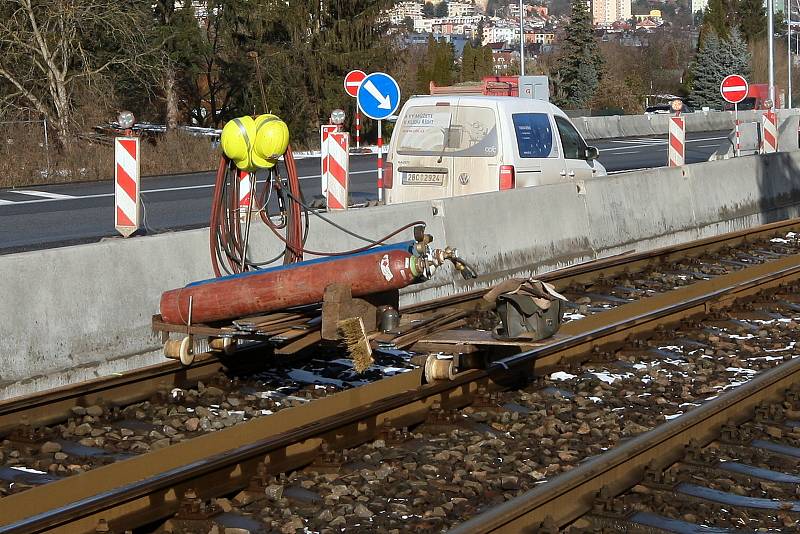 Čilý stavební ruch v brněnské ulici Žabovřeská, kde pracují na další fázi stavby velkého městského okruhu.