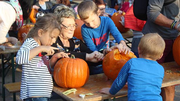 V brněnské zoo se konala oblíbená halloweenská akce. Lidé vyřezali pět set dýňových bubáků, děti se zabavily při tématických hrách.