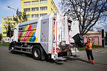 Speciální čistící auta firmy Sako Brno umývají v období od dubna do října černé popelnice v Brně.