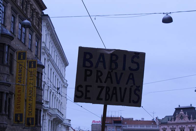 Demonstrace za svobodnou justici se v pondělí v Brně zúčastnilo podle policie 2000 lidí.