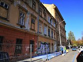 Dělníci opravují dům na nároží náměstí 28.října a ulice Milady Horákové.
