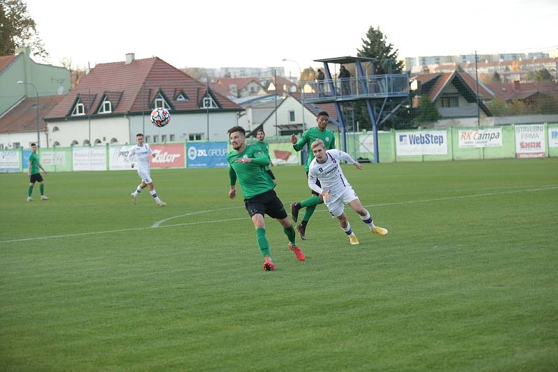 Líšeňští fotbalisté (v bílém) zdolali Příbram na domácím hřišti 4:1.