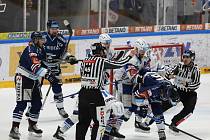 Hokejisté Komety (v modrobílém dresu) ve čtvrtém duelu čtvrtfinálové série proti Vítkovicím.
