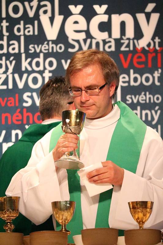 Nejen modlitby a mše, ale i cimbálovka a biblické tance. Takový je program letošního 27. ročníku Katolické charismatické konference, kterou hostí Brno. Pětidenní akce, o kterou je letos rekordní zájem, začala ve středu na výstavišti.