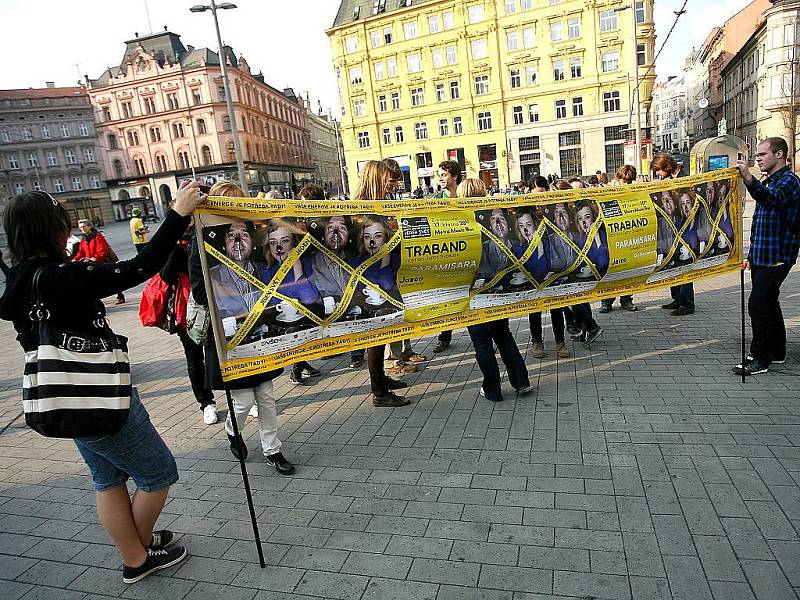 Netradiční veřejný happening, který předznamenal brněnskou část festivalu Jeden svět, hostilo v úterý odpoledne brněnské náměstí Svobody. 
