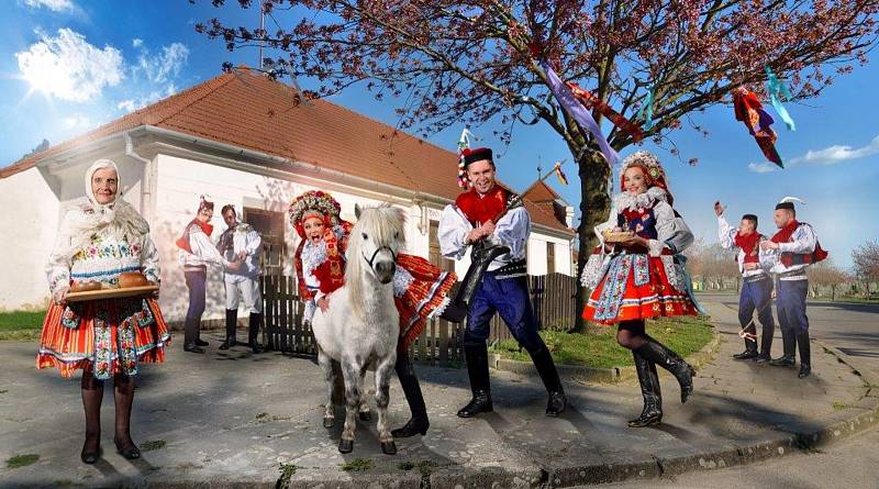 Koupí nového kalendáře na rok 2016 mohou lidé pomoct nemocným s Alzheimerovou chorobou. Vytvořili ho brněnští bratři fotografové Lumír a Marek Smělík. Nafotili lidi trpící touto chorobou se známými osobnostmi. 