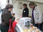 Dobrovolníci z Diecézní charity Brno prodávali sladké pečivo při dobročinné akci Koláč pro hospic.