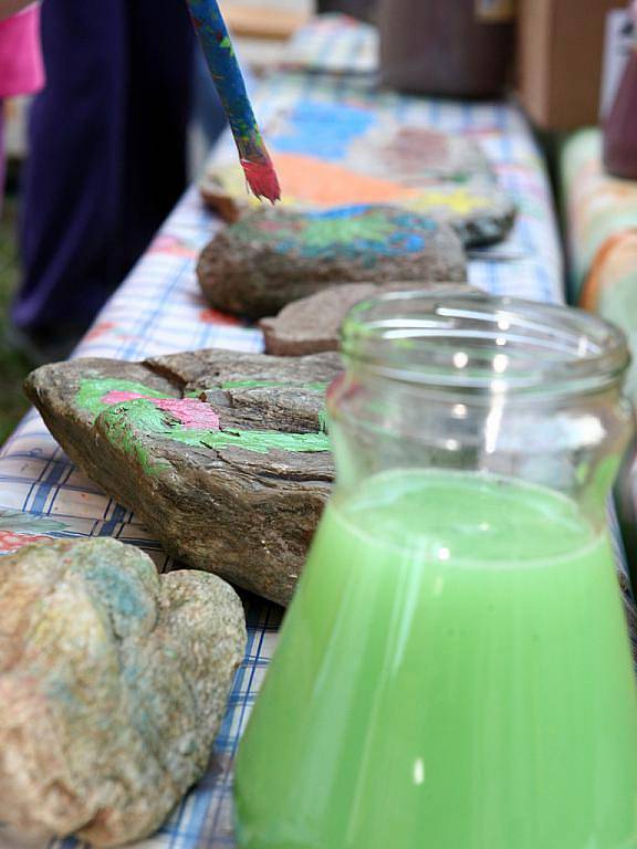 Děti malovaly na kameny, které budou zdobit Židovské náměstí.
