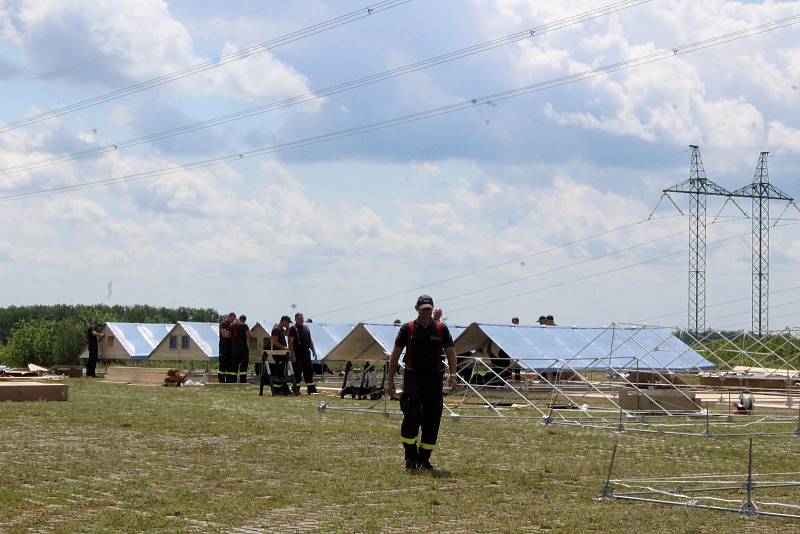 Hasiči začali ve středu dopoledne se stavbou stanového městečka pro uprchlíky z Ukrajiny. Vyroste v blízkosti Automotodromu Brno u Ostrovačic na Brněnsku.