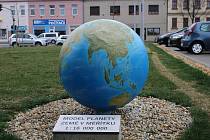 Model planety Země stojí v parku v brněnských Židenicích. Připomíná astronoma Matyáše Koperníka.