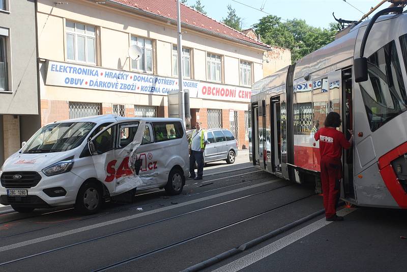 Srážka tramvaje s autem v Brně loni v červnu.