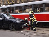 Kvůli nehodě tramvaje a osobního auta byla od tři čtvrtě na jedenáct dopoledne neprůjezdná ulice Veveří.
