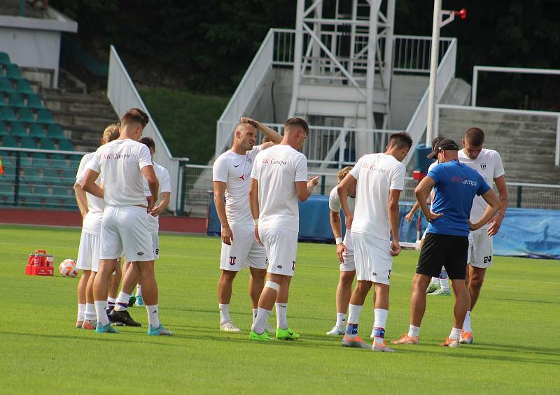 Fotbalisté Líšně (v bílém) rozhodli o výhře na Dukle až v samém závěru.