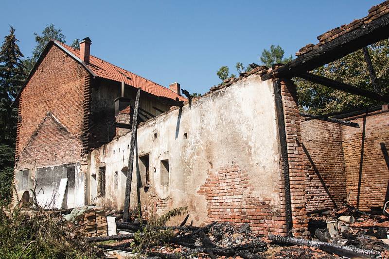 Hasiči bojovali s požárem v areálu Spáleného mlýna čtyři hodiny. Hořela střecha.