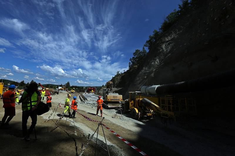 Sochu svaté Barbory umístili pracovníci ŘSD nad budoucí vjezd raženého tramvajového tunelu v ulici Žabovřeská.