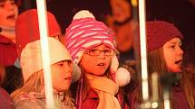 Pět vánočních koled si ve středu zazpívali lidé, kteří v šest hodin večer zavítali na brněnský Zelný trh.