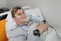 Pacient je během spánku připojen na přístroje, které monitorují jeho spánkové parametry.