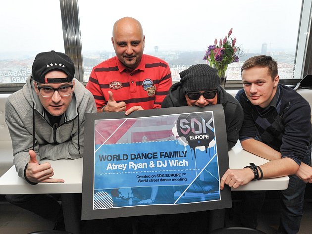 Jiří Korn dodatečně pokřtil klip s názvem World Dance Family. Klip začal vznikat již loni a hudbu k němu vytvořili známí hudební producenti Atrey Ryan a DJ Wich. 