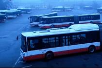  Ještě za tmy vyrážejí řidiči s prvními autobusy brněnského dopravního podniku z vozovny v brněnské Slatině. Zaplněné parkoviště se postupně vyprazdňuje.