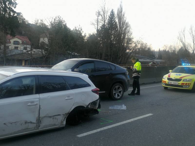 V Žabovřeské se střetla čtyři osobní auta. Škoda je dva miliony korun.