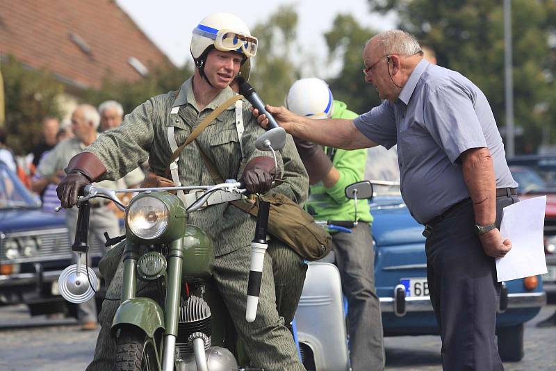 Desítky historických aut a motorek v sobotu lidé obdivovali v Tišnově a Lomnici na Brněnsku. Konal se tam šestnáctý ročník Přehlídky elegance historických vozidel.